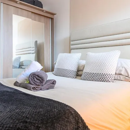 Hub - Ideal For Couples Families - Pass The Keys *