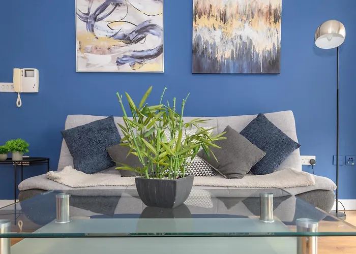 Hub - Ideal For Couples Families - Pass The Keys Apartment