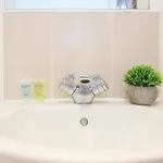 Hub - Ideal For Couples Families - Pass The Keys * Leeds (West Yorkshire)