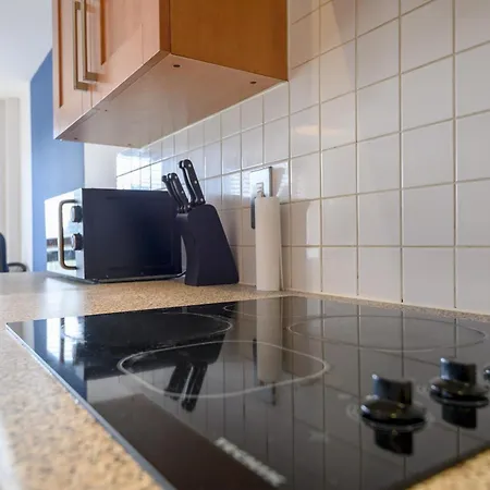 Hub - Ideal For Couples Families - Pass The Keys Apartment