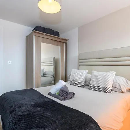Hub - Ideal For Couples Families - Pass The Keys