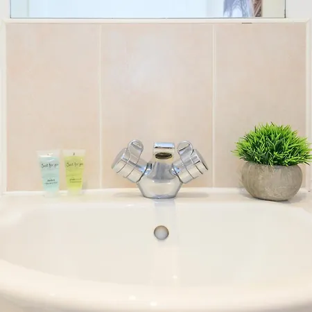 Hub - Ideal For Couples Families - Pass The Keys * Leeds (West Yorkshire)