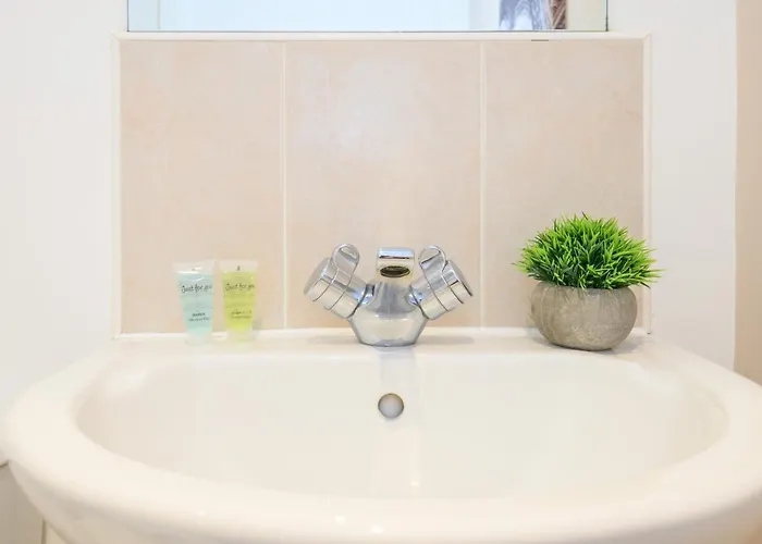 Hub - Ideal For Couples Families - Pass The Keys * Leeds (West Yorkshire)