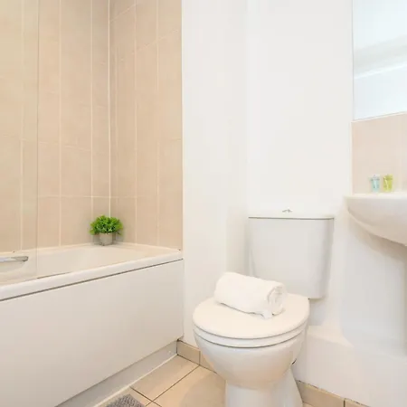 Hub - Ideal For Couples Families - Pass The Keys Leeds (West Yorkshire)